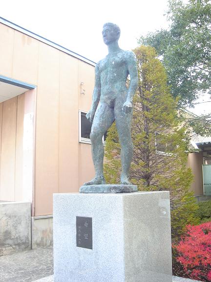 正門の立像