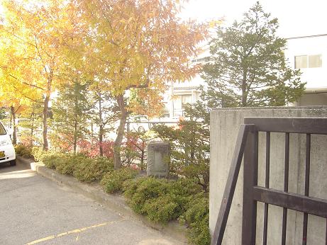 校門南庭園