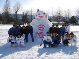 ３年生も感激！合格だるまの２－Ａチーム
