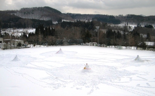校庭に突如出現した雪だるま！